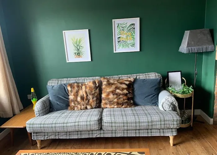 Tenby 2 Bed Flat With Parking, Plus Pet